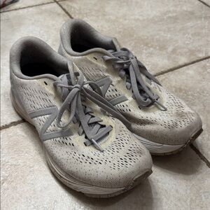 New Balance Women's 880 Light Gray and Off-White Running Sneakers